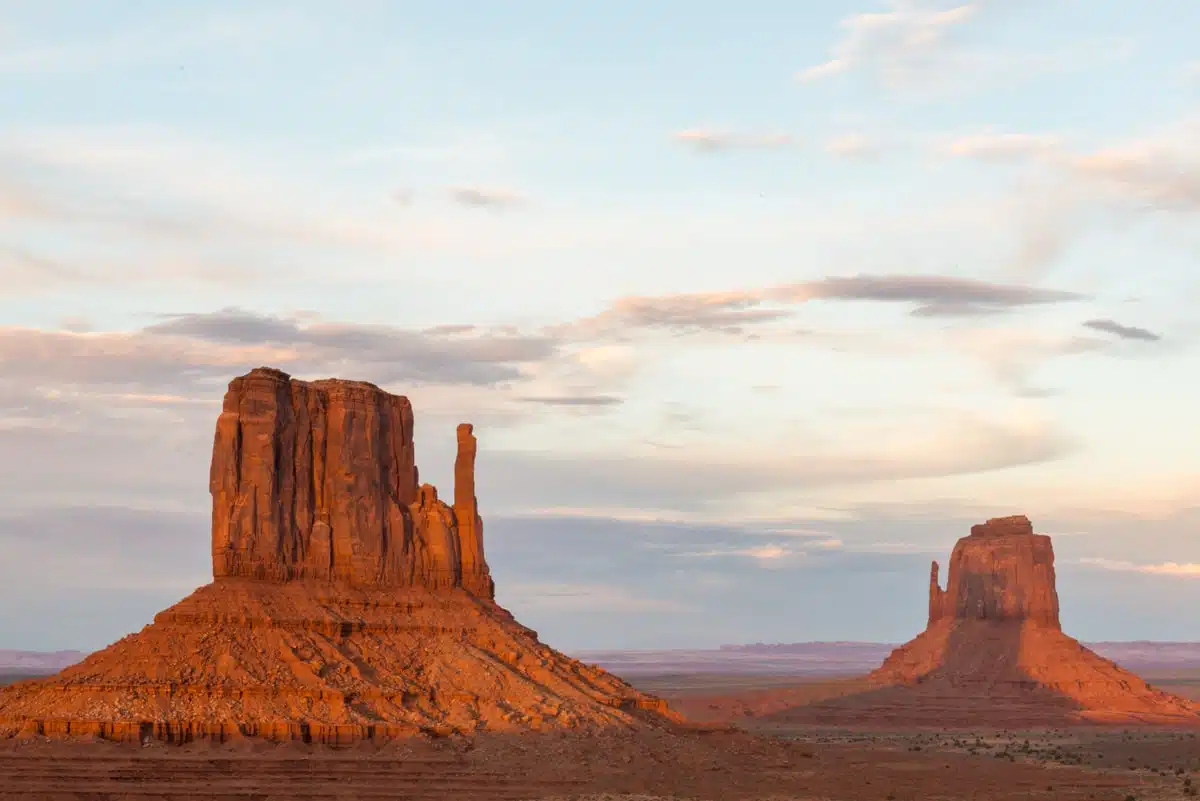 Monument Valley Mitten Shadow: Dates, Locations & Tips